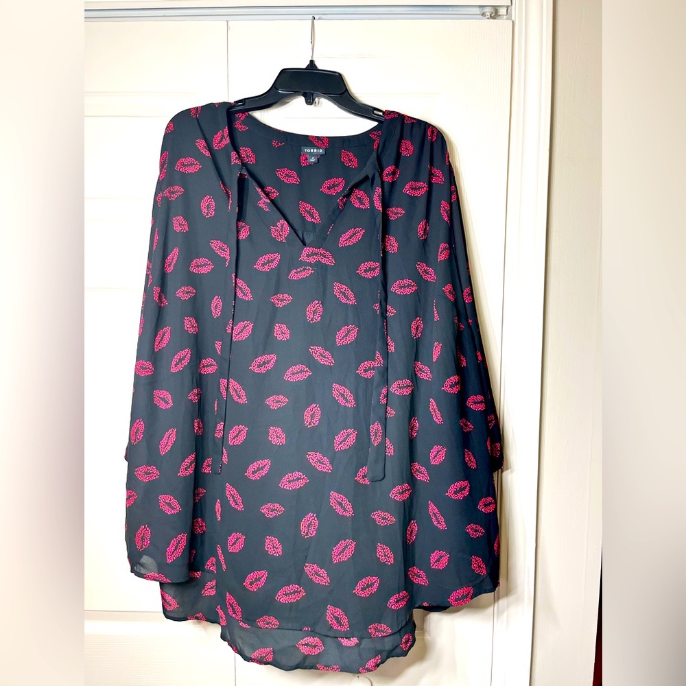 Torrid Georgette Leopard‎ Cheetah Print Lip Print Bow Tie Blouse Size 4